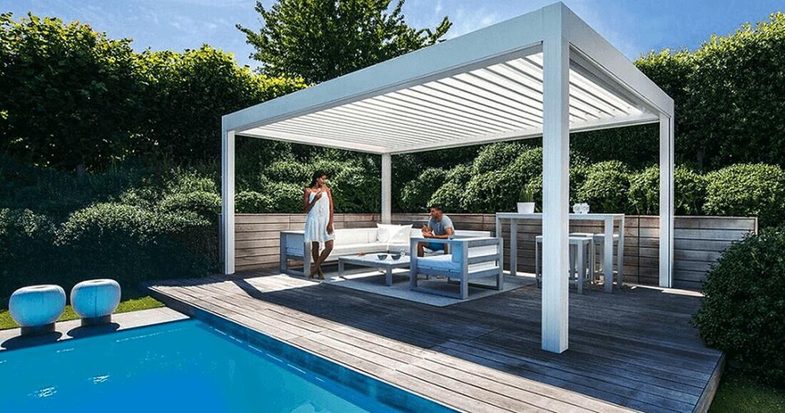 Bílá pergola u bazénu